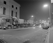 880161 Afbeelding van een avondlijk transport van een grote bouwkraan over de Mariaplaats te Utrecht. De kraan gaat ...